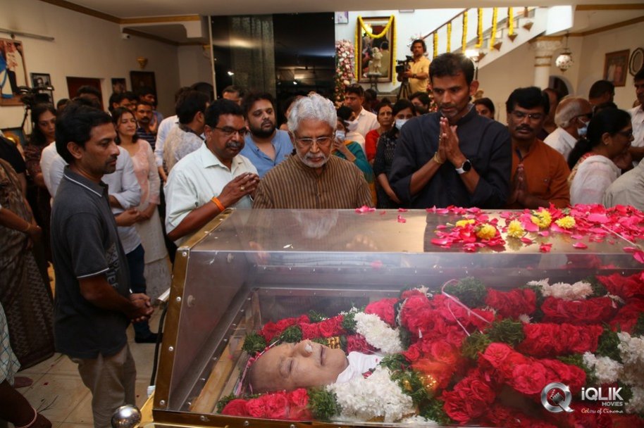 Celebrities-pay-homage-to-superstar-Krishna